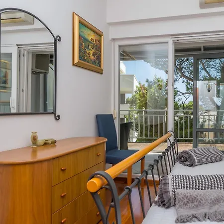 Irisa Art Apartment *